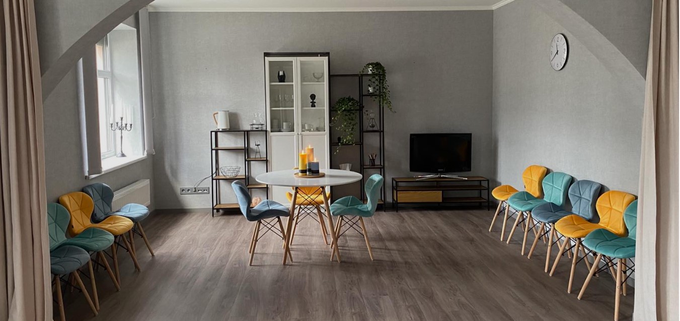 psichoterapija padeda atpažinti kaip mes patys sau trukdome gerai jaustis būnant santykyje tiek su kitu, tiek su savimi pačiu. 